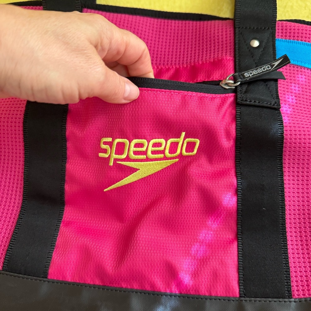 Speedo Vibrant Pink and Black Travel Bag